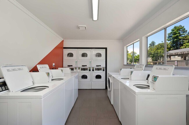Foto del edificio - The Redwoods Apartments