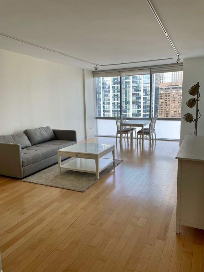 Photo - Luxury 1bed/1bath AVAILABLE in the LOOP Apartment
