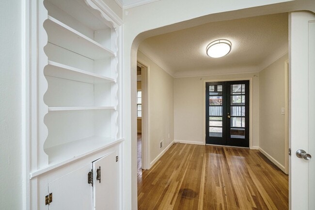Building Photo - PET FRIENDLY Super Cute Craftsman Home 3 bedroom 1 Bath with Basement