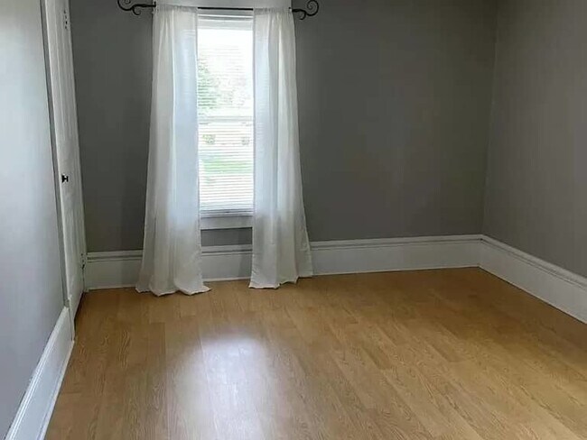 Building Photo - This extremely well-maintained
