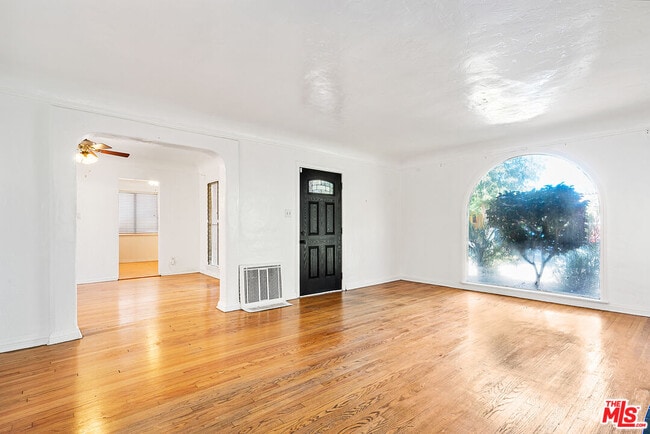 Foto del edificio - 6086 Saturn St