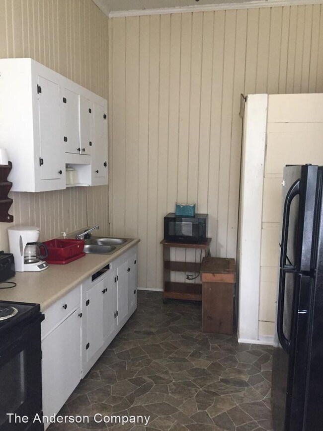 2 br, 1 bath House 819D E. Lee Street