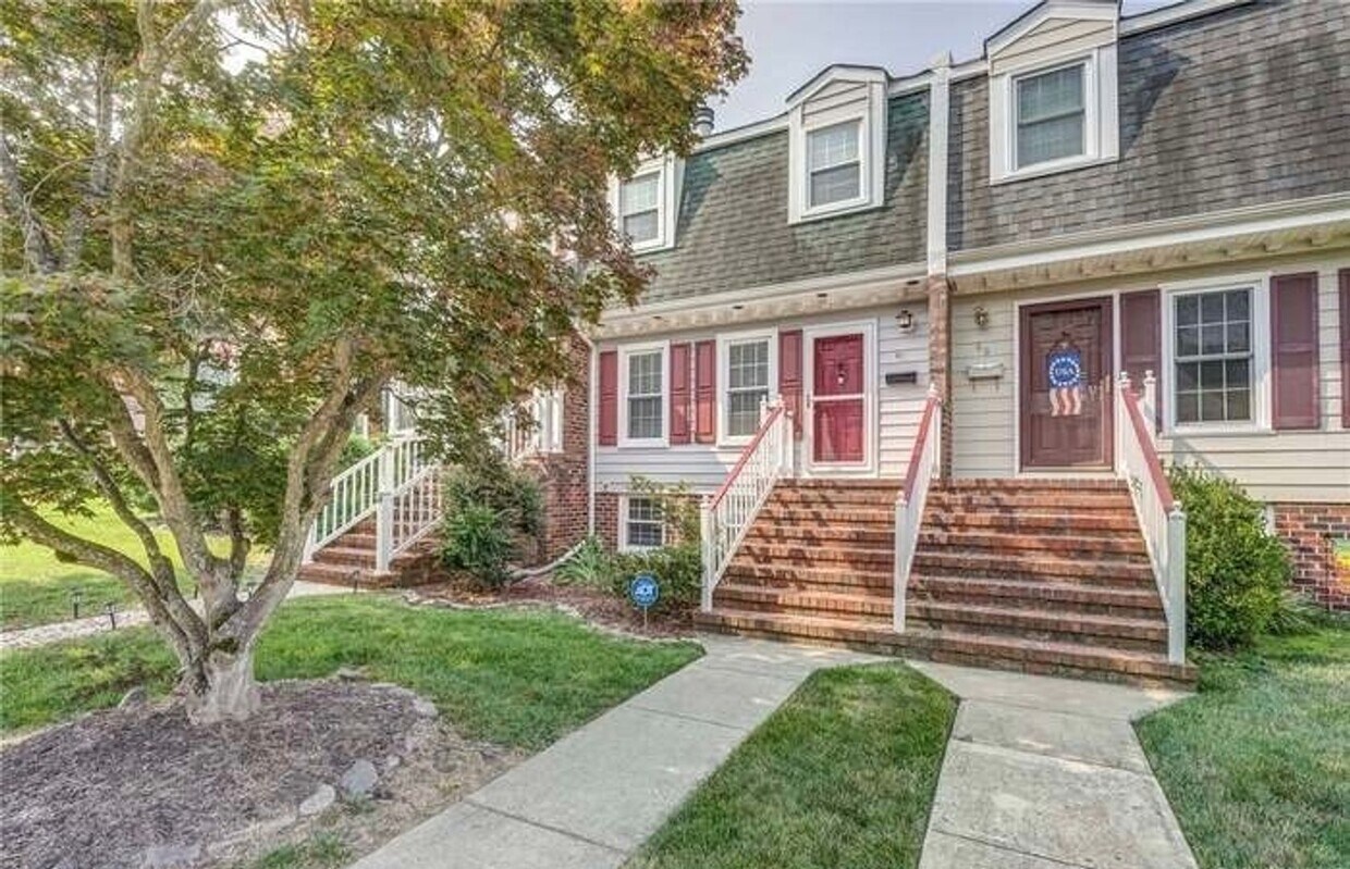 Primary Photo - Beautiful, Updated 3-4 Bedroom Townhome in...