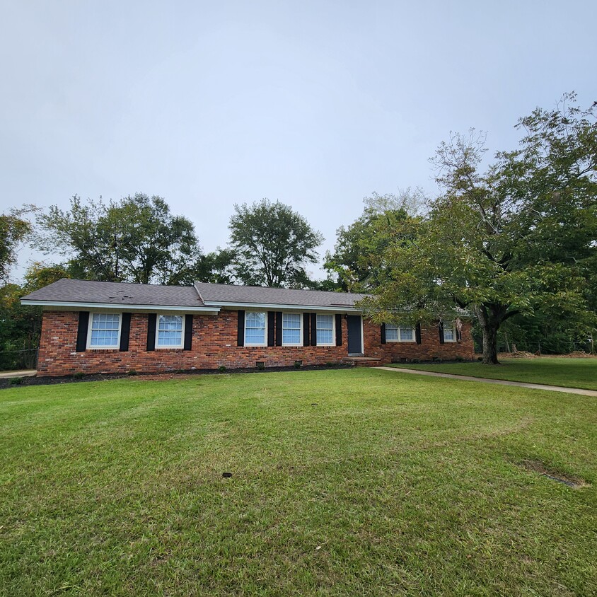 Foto principal - 2521 Whispering Pines Rd