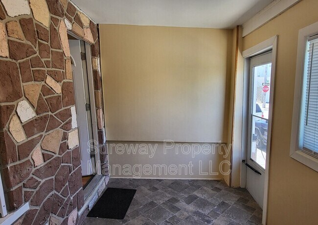 Foto del edificio - 12 Richardson Ave