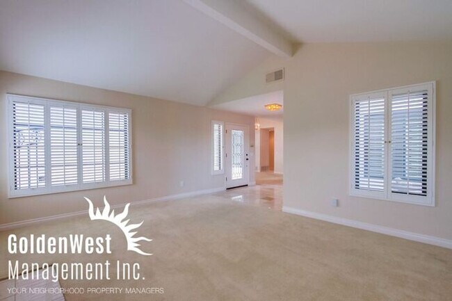 Building Photo - Captivating 3Bdm + Den 2.5Ba Home in the H...