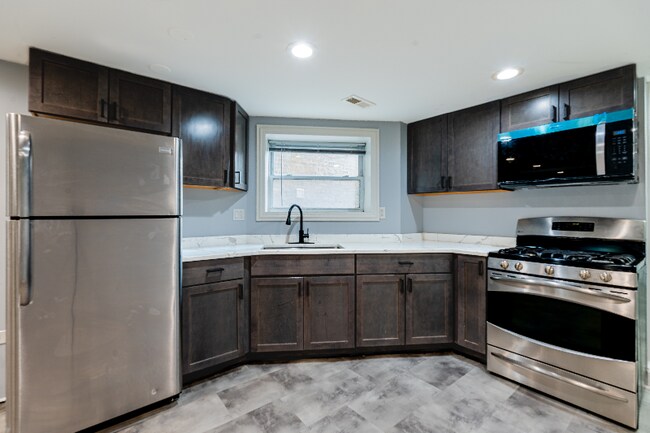 Foto del edificio - 4426 N Bernard St