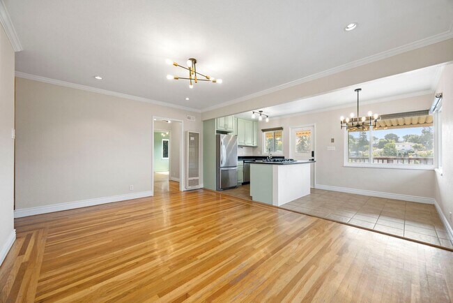 Foto del edificio - Stunning 2-Bed, 1-Bath Condo in the Heart ...