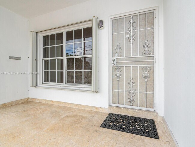 Foto del edificio - 9441 Byron Ave