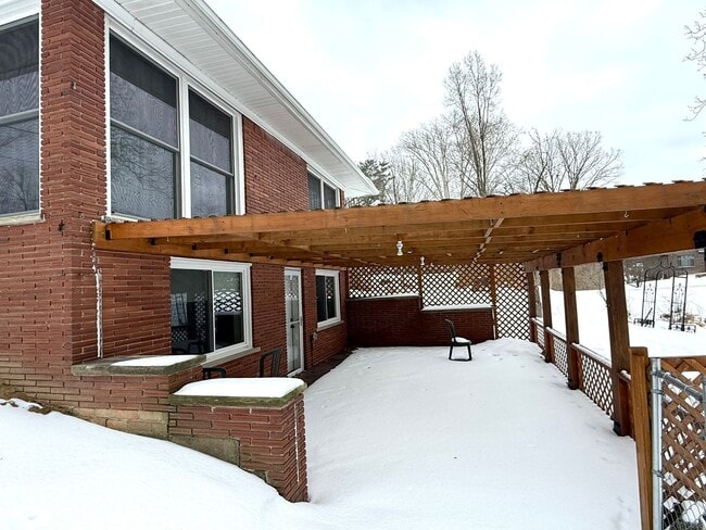 Photo - Move-In Ready 2 bedroom, 1.5 bathroom Home in Livonia