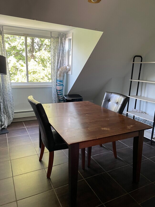 Comedor - 60 Calumet St