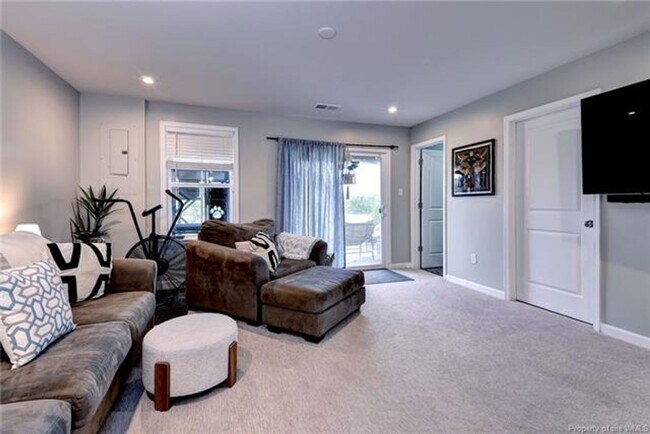 Foto del edificio - 3 Level Town home with 3 bedrooms and a bonus