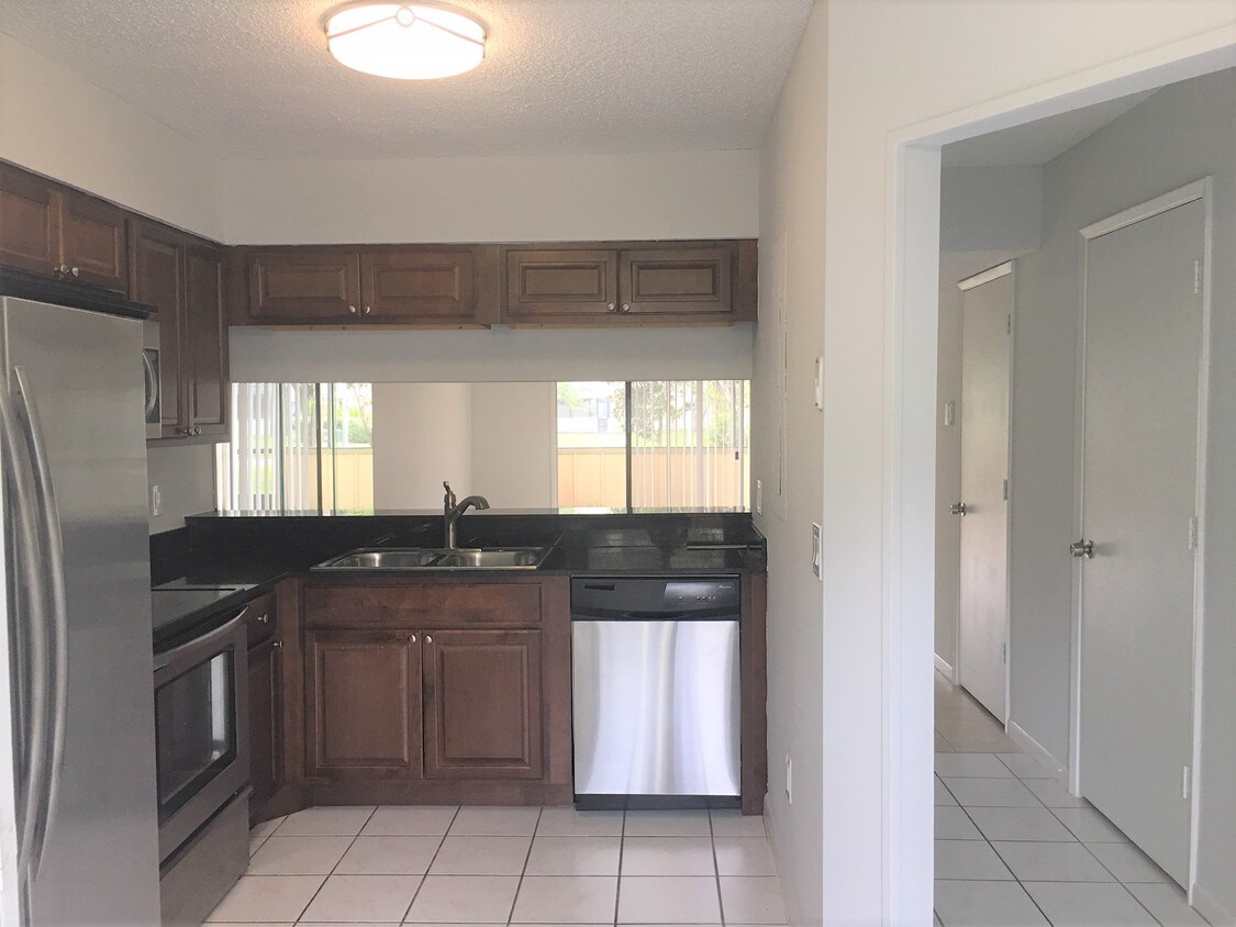 Foto principal - 6198 Riverwalk Ln