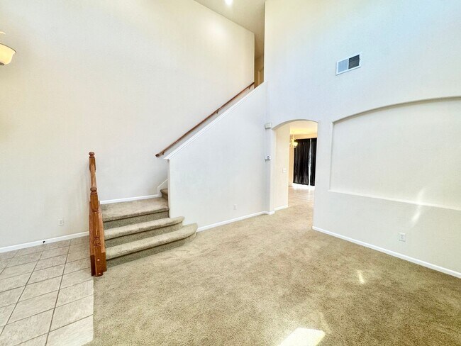 Foto del edificio - Lovely 2 Story Home In East Woodland In Great Location