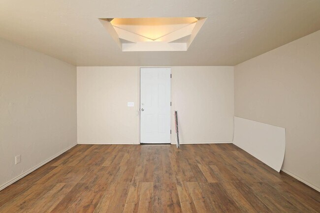 Building Photo - 4240 SW 10th Ave