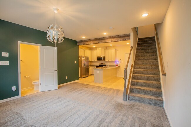 Building Photo - Beautiful 2 BR/2.5 BA Townhome in Hyattsvi...