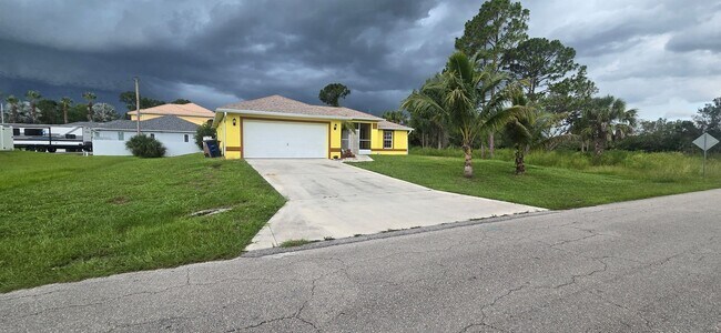 Building Photo - Huge Three Bedroom- 2 bath + den, 2 car ga...