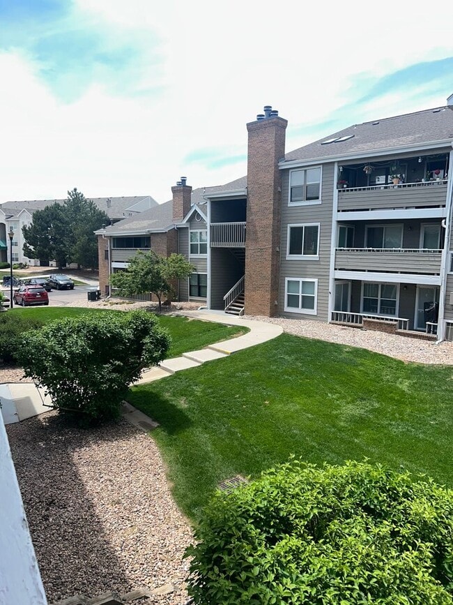 Building Photo - 12043 W Cross Dr