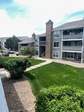 Building Photo - 12043 W Cross Dr
