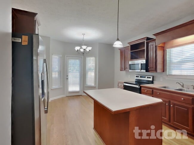 Building Photo - 316 Lone Oak Dr