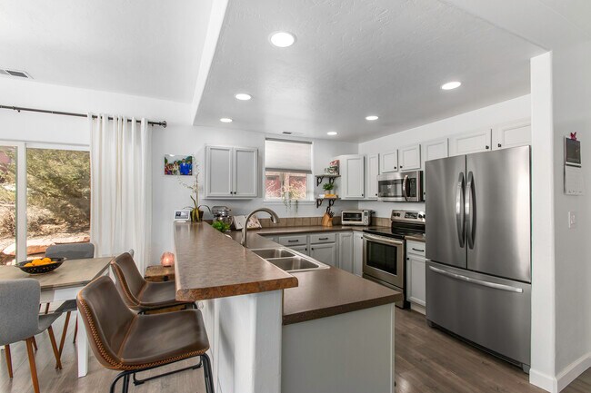 Foto del edificio - 2701 Midland Ave