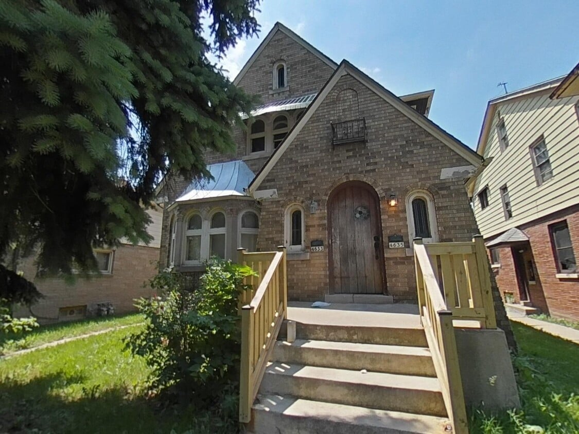 4633 W Fond Du Lac Ave, Milwaukee, WI 53216 Townhouse for Rent in