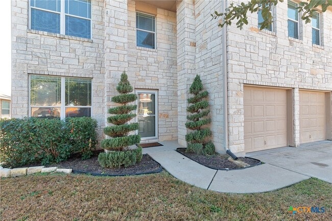 Building Photo - 10021 Fantail Ln