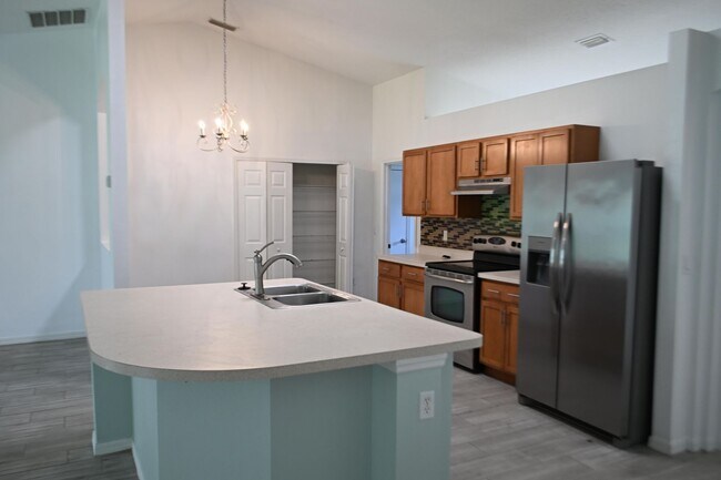 Building Photo - Large 4 bedroom home awaits your arrival!
