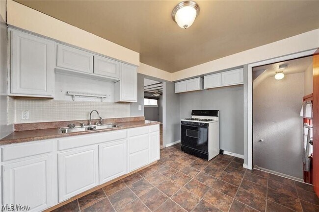 Foto del edificio - 12214 Woodward Blvd