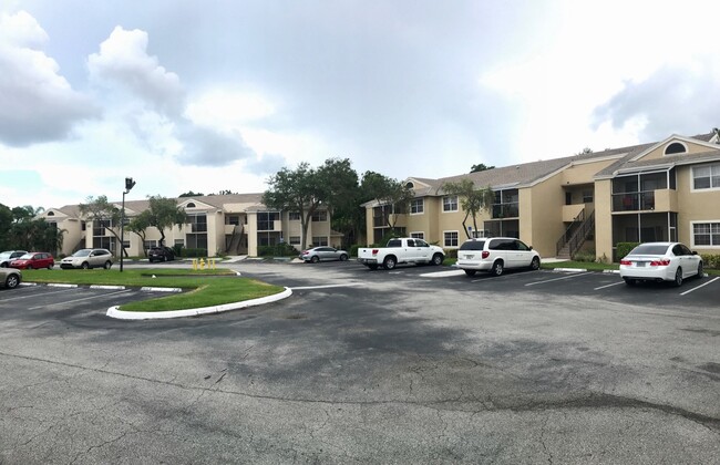 Foto del edificio - 600 Cypress Club Way
