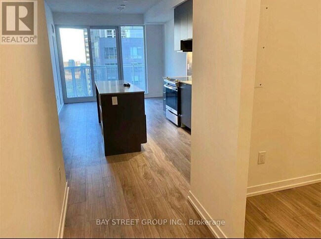 Photo du bâtiment - 4065-4065 Confederation Pkwy