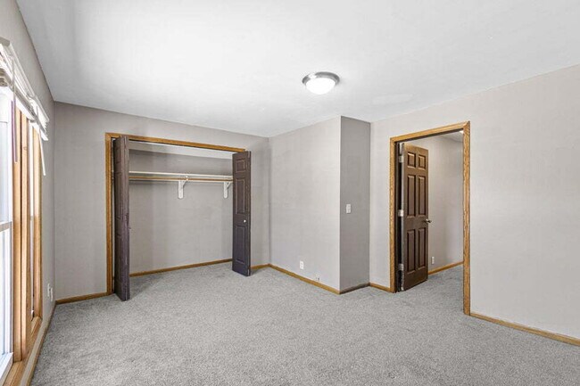 Foto del edificio - Large four bedroom home available June 15th