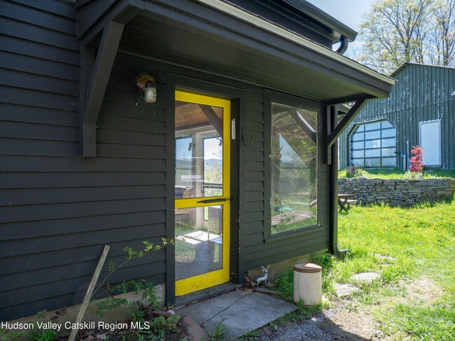 Foto del edificio - 483 Travis Hill Rd