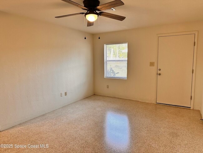 Foto del edificio - 140 Niemira Ave