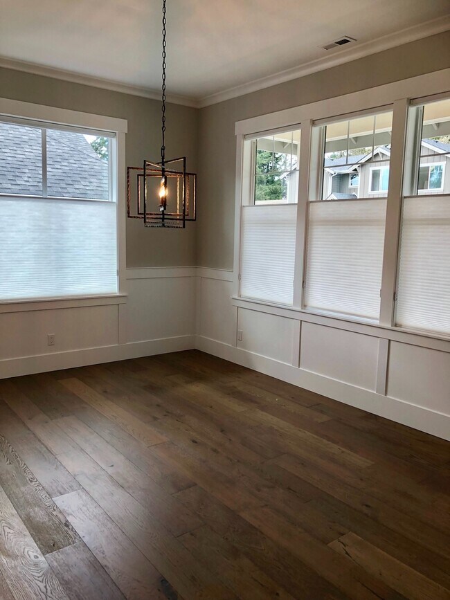 Building Photo - Gorgeous Home in the Wing Point Area of Ba...