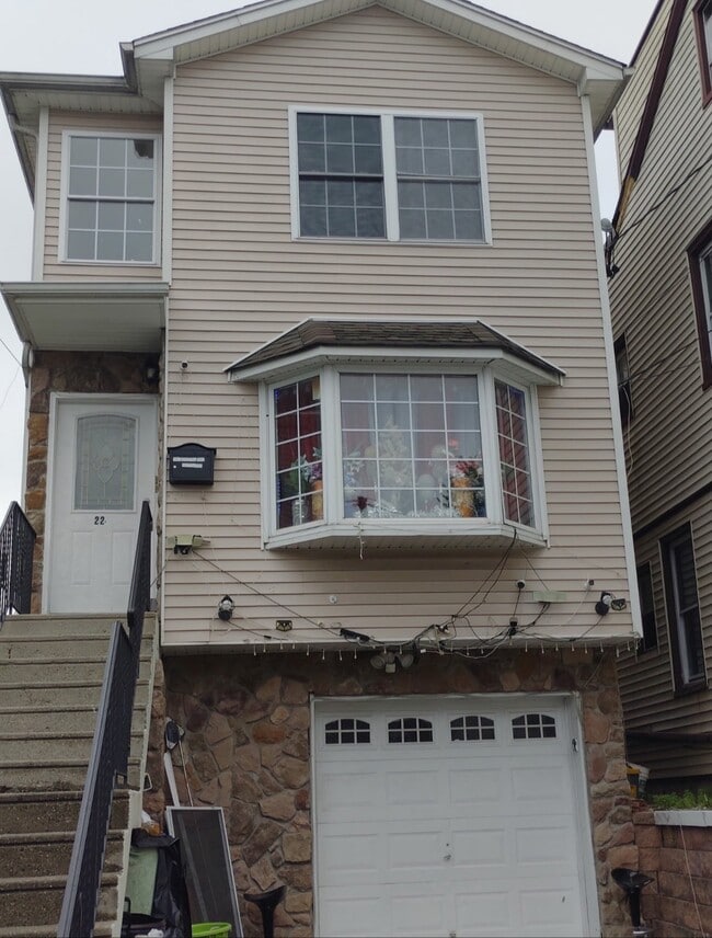 Building Photo - 22 Redwood Ave
