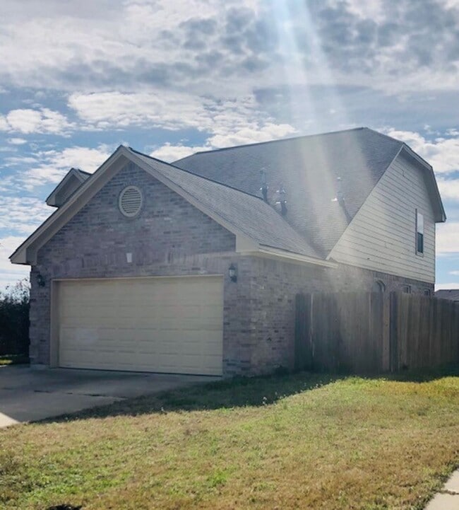 Building Photo - 2498 Horse Shoe Dr