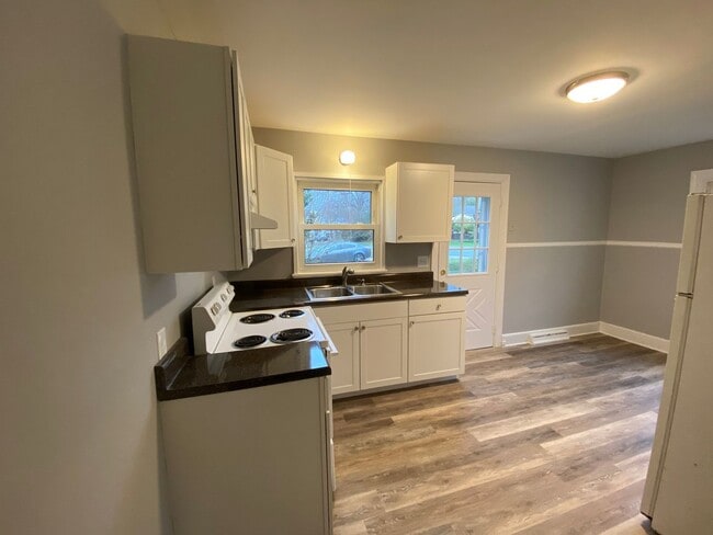 Foto del edificio - 3 Bedroom 1 bath in Burlington, COMING SOON!