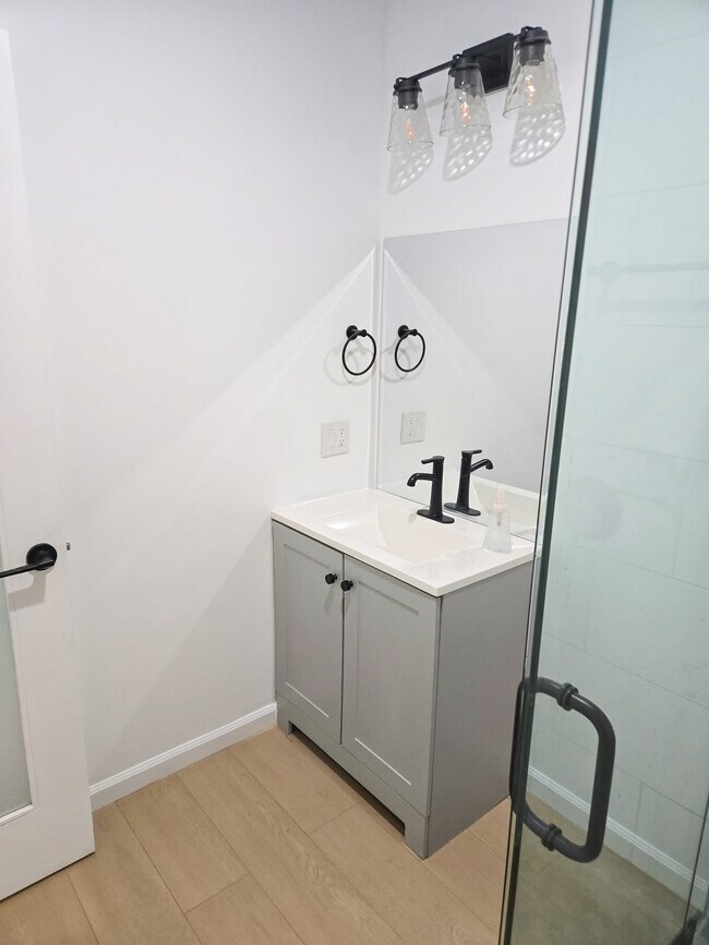 Foto del edificio - 4913-4912 Lynnfield St