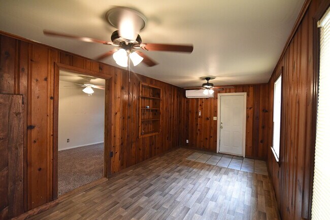 Foto del edificio - Half Off First Full Month's Rent! Rear Home Nestled In Texas Tech and Downtown Metro Area
