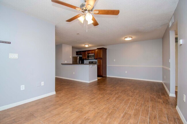 Foto del edificio - 1BR + Den Condo with Exclusive Move-In Inc...