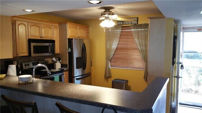 Building Photo - 7930 Sun Island Dr S