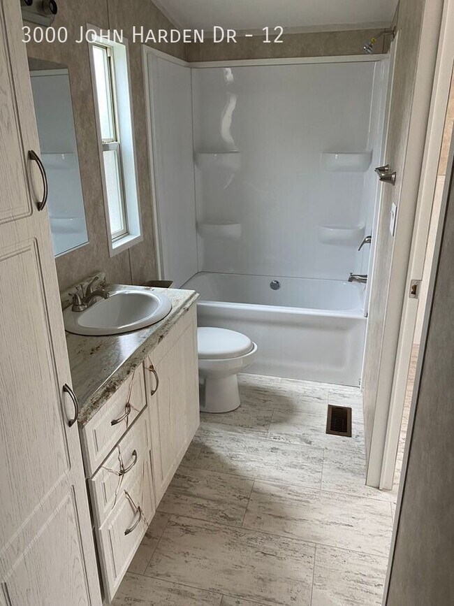 Foto del edificio - 3000 John Harden Dr