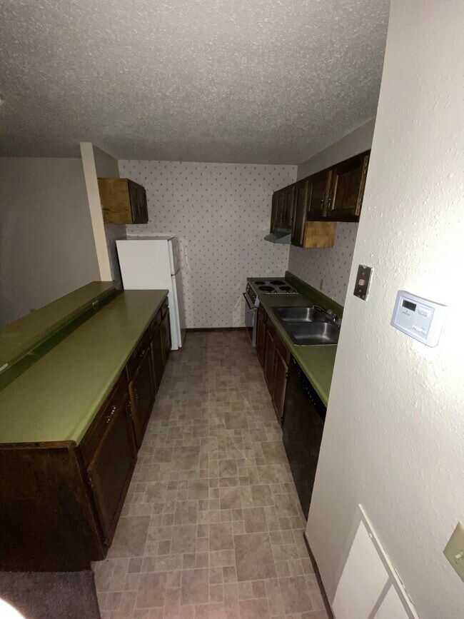 Building Photo - 100 Plains St