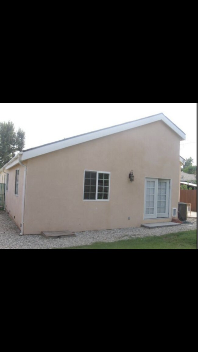 Parte trasera de la casa - 5927 Balcom Ave