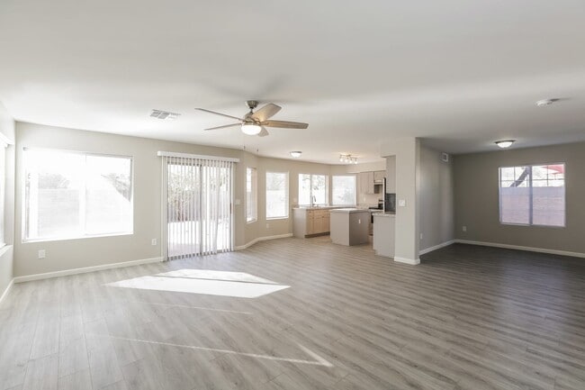 Building Photo - 390 S Robins Way