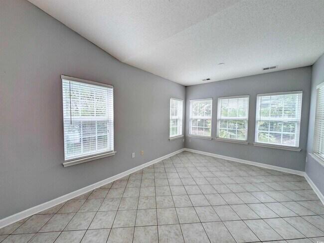 Foto del edificio - 33 Regal Ln