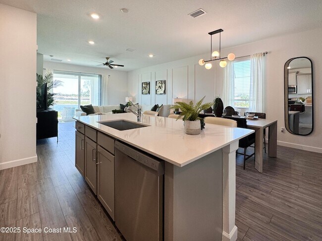 Foto del edificio - 1959 Croft Inlt Dr NW