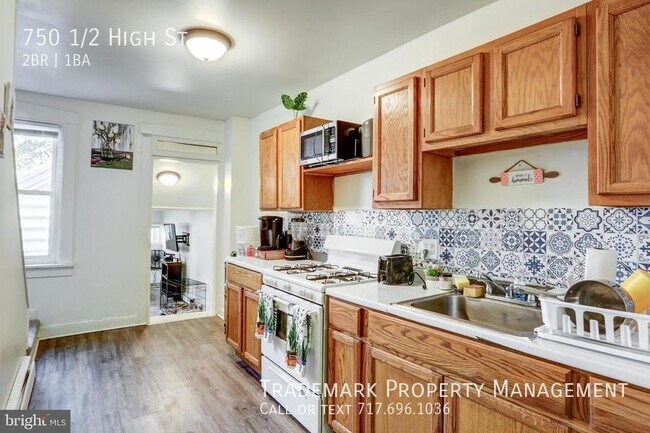 Building Photo - Nice 2 Bedroom 1 Bath Town House