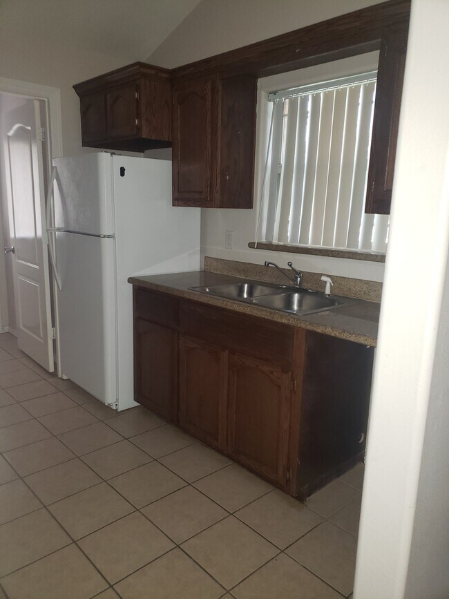 Building Photo - 2500 Tahiti Dr